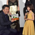 是枝監督、佐々木みゆからのお手製パルム・ドール像のプレゼントに感激 画像