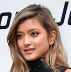 ローラ、美脚際立つ水着姿を披露！「かっこいい」「美しすぎる」 画像