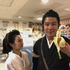 鈴木亮平、北川景子に「ゴリラを見る目で見つめんでくいやい」 画像