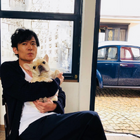 稲垣吾郎、草なぎ剛の愛犬・くるみちゃんを抱っこした写真公開し反響！「くるちゃんになりたい！！」の声 画像