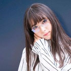 石川恋、メガネグラビアであどけない表情披露! 画像