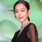 桐谷美玲、黒の大人ドレスでクリスマスツリー点灯式に登場 画像