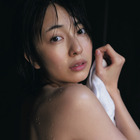 小島梨里杏、初写真集でバスタオル一枚の