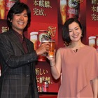 江口洋介と鈴木京香「桜の季節を楽しんで!」……CM発表会で仲良く“乾杯” 画像