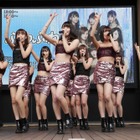 ふわふわ、ヘソ出しミニスカのセクシー衣装でパフォーマンス! 画像