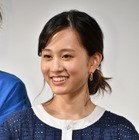 膝を負傷の前田敦子がエレガントなスタイルで元気に登壇「ご迷惑をお掛けしました」 画像