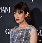 山田優激怒！？小栗旬が家のソファで“長髪女性”を腕枕…… 画像