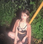 岸明日香、セクシー水着姿で谷間強調!オフショットを公開 画像