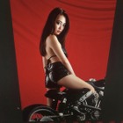 みうらうみ、クールなバイク女子に！黒革衣装のセクシーショット披露 画像