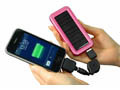 iPodや携帯などを充電できるソーラーパネル搭載の充電器——カラーは7色 画像