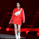 【GirlsAward 2019】河北麻友子、網タイツ&ルーズソックス姿で投げキッス 画像