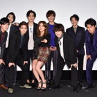 堀田茜、主演作舞台挨拶にチェックのミニスカ姿で登場!パートナーに求める条件明かす 画像