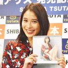 広瀬アリス、卓上カレンダーの美脚ショットに大満足！「撮影中、めちゃくちゃ盛り上がりました」 画像