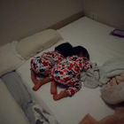 ノンスタ石田、“シンクロ土下座スタイル”で眠る双子の愛娘公開! 画像