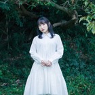 南條愛乃、白ワンピース姿でノスタルジックな雰囲気! 画像