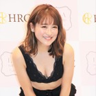 鈴木奈々、胸が2サイズアップし大興奮!“谷間見せ”の初グラビアポーズに大照れ! 画像