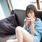 今泉佑唯と“おうちデート”気分!新年グラビアで生足あらわな姿も披露! 画像