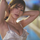 雪平莉左、圧巻の美くびれをナイトプールで披露! 画像