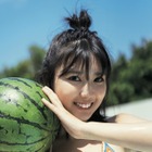 沢口愛華、夏を満喫！袋とじで眩しすぎるビキニ姿 画像