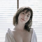 塩地美澄、胸元セクシーなギリギリショットを披露！ 画像