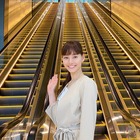 エスカレーターもお洒落なドラマセットに！美しすぎる新木優子のオフショット公開 画像