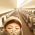美川憲一、“貸切状態”の新幹線でド派手なレオパード柄マスク姿 画像