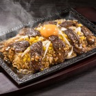 牛ハラミステーキがのった鉄板焼きチャーハン登場！ステーキガスト＆バーミヤンコラボ商品 画像