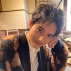 岡田健史の“モテモテ＆チャラ男”ショットにファン「ドキドキ」「そんな目で見つめないで～っ!!」 画像