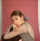 吉田朱里、ニーハイ美脚で新年の挨拶…卒業後初の女性誌表紙オフショット 画像