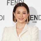 米倉涼子、FENDIの白スーツスタイルで登場！……ハプニングも笑顔で 画像