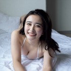安部乙、デート感満載のグラビア！純白美ボディを披露 画像