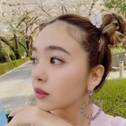 藤田ニコル、桜の花飾ったお団子ヘアカット公開！「可愛すぎる」と評判 画像