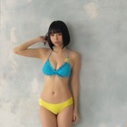 寺坂ユミ、人生初の表紙&巻頭グラビア!ビキニやミニスカ制服のオフショ公開! 画像