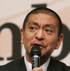松本人志「カップヌードルのふたは最初に全剥がしする」　ふた止めシール廃止発表に冷ややか 画像