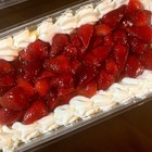 びっしり敷き詰められたイチゴが食欲をそそる！コストコの「ストロベリースコップケーキ」 画像