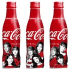 NiziUメンバーが3種のデザインで登場！「コカ・コーラ」スリムボトル 画像