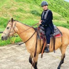 平祐奈の優雅な乗馬姿にファン「気持ちよさそう」「凄く上手」 画像