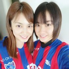 平祐奈「おかえりーーーーー!!」……姉・平愛梨とFC東京ユニフォームで密着ツーショット！ 画像