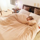 白石麻衣、ドラマ現場で思わず熟睡!オフショットに「寝ちゃうとか可愛すぎる!!!!」「女神の休息」 画像
