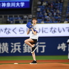 尾碕真花、人生初始球式で「わー！」！ケンケン投法を披露 画像