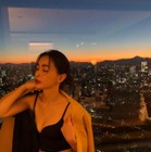 長谷川京子、ジャケット×キャミでセクシーに！自身プロデュース下着をクールに着こなし 画像