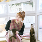 声優・南條愛乃、カワウソと戯れるカレンダーの先行カット公開 画像