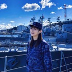 内田理央が海上自衛隊に！護衛艦上のショットに「かっこいい」「似合ってる」 画像