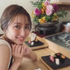 石川恋、まるでお寿司デート!?幸せそうな笑顔オフショに反響 画像