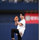 渡辺謙の息子・大がプロ野球始球式で見事なノーバウンド投球披露！ 画像