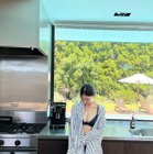 吉澤遥奈、キッチンでセクシーな美ボディ―露出！FRIDAYグラビアオフショット公開 画像