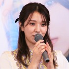 櫻坂46・小林由依、写真集発売で書店巡り実施！パネルにメッセージを入れる様子などが公開に 画像