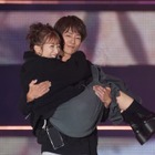 辻希美、ランウェイで杉浦太陽にお姫様抱っこされ大照れ！ 画像