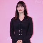 TWICEモモ、セクシーな“ブラックミニワンピ”でイベント登場 画像