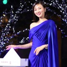 岡崎紗絵、青のドレスで六本木ヒルズイルミ点灯式に登壇…美脚＆美背中で魅了 画像